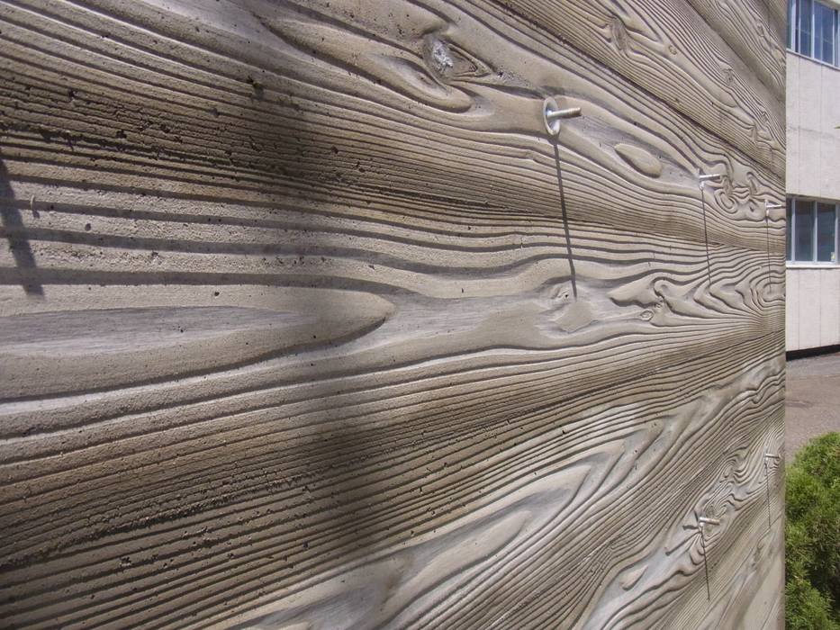 杉板型枠のRC壁の風合い 塚野建築設計事務所 インダストリアルな 壁&床 コンクリート 杉板型枠,RC壁,塀,陰影