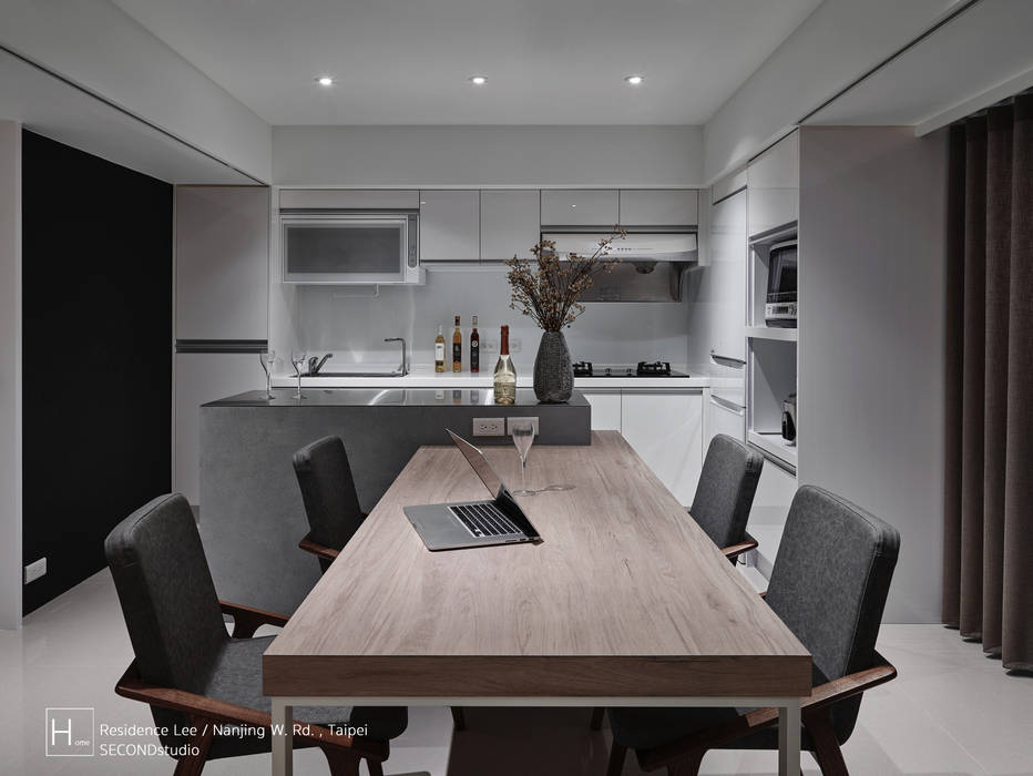 開放式廚房用中島隔出 SECONDstudio Modern dining room