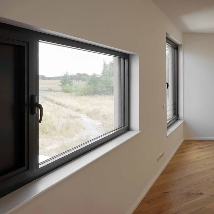 Blick vom Innenraum auf verschiedene Fensterformate​ boehning_zalenga koopX architekten in Berlin Holzfenster Innenraum,Fenster,Eiche,Parkett