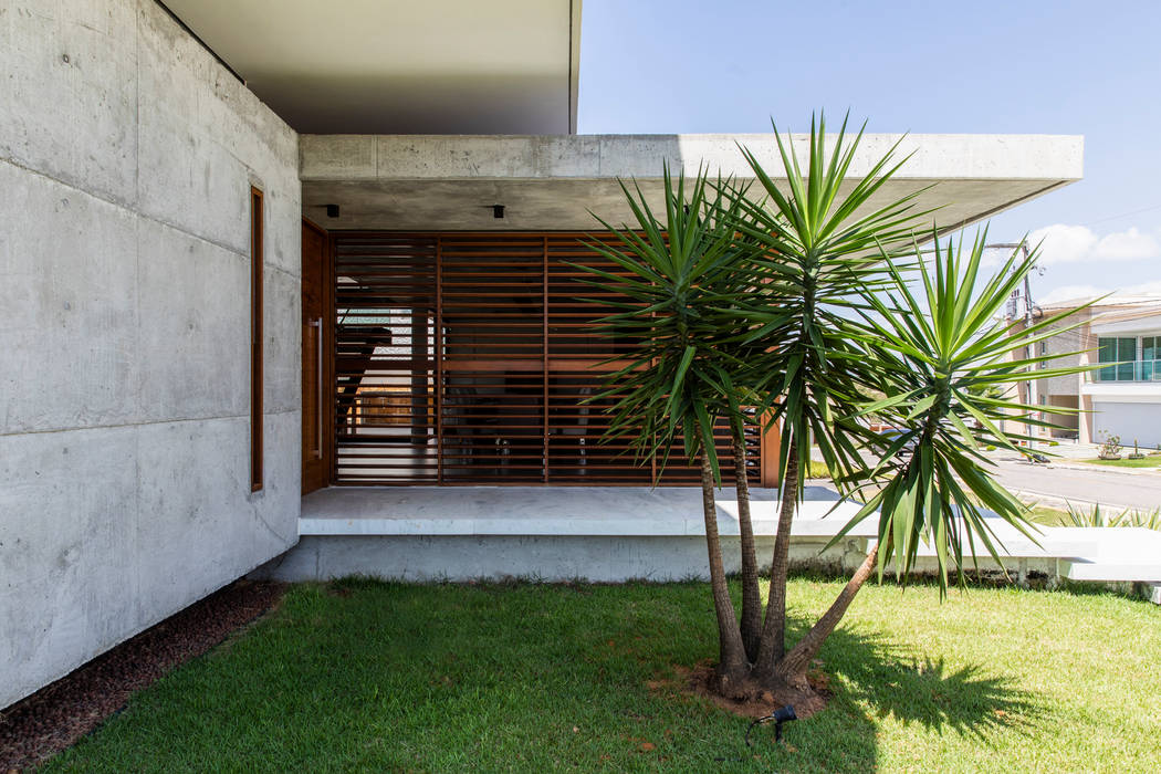 Casa IF, Martins Lucena Arquitetos Martins Lucena Arquitetos Puertas y ventanas minimalistas