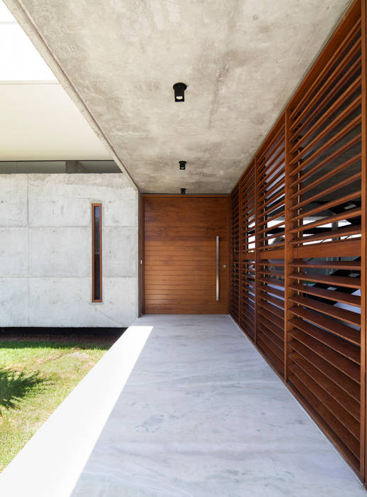 Casa IF, Martins Lucena Arquitetos Martins Lucena Arquitetos Minimalist style doors