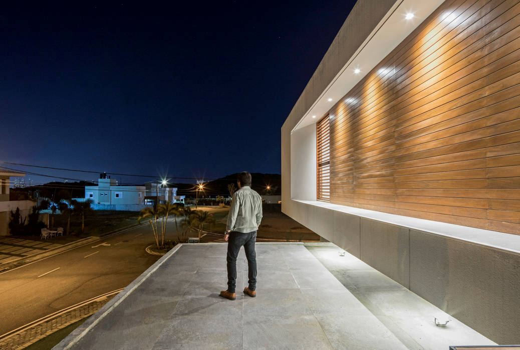 Casa IF, Martins Lucena Arquitetos Martins Lucena Arquitetos Minimalist balcony, veranda & terrace