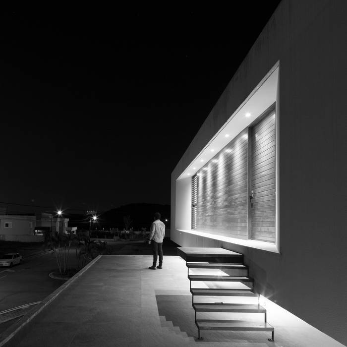 Casa IF Martins Lucena Arquitetos Varandas, alpendres e terraços minimalistas