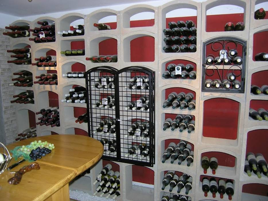 Proposte arredo cantina con portabottiglie in pietra Bloc Cellier, ShoWine ShoWine Rustic style wine cellar Stone