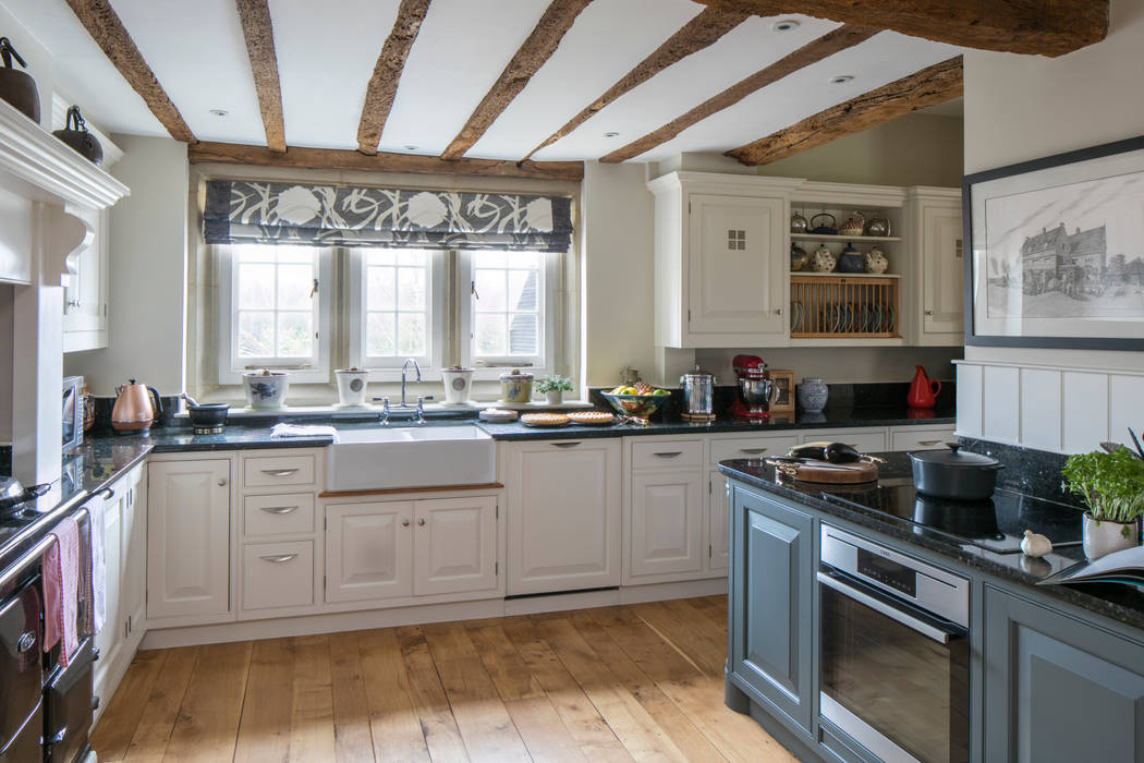 West Sussex Country Kitchen Elizabeth Bee Interior Design Dapur built in kitchen,beams,besfast sink,roman blind,bespoke kitchen