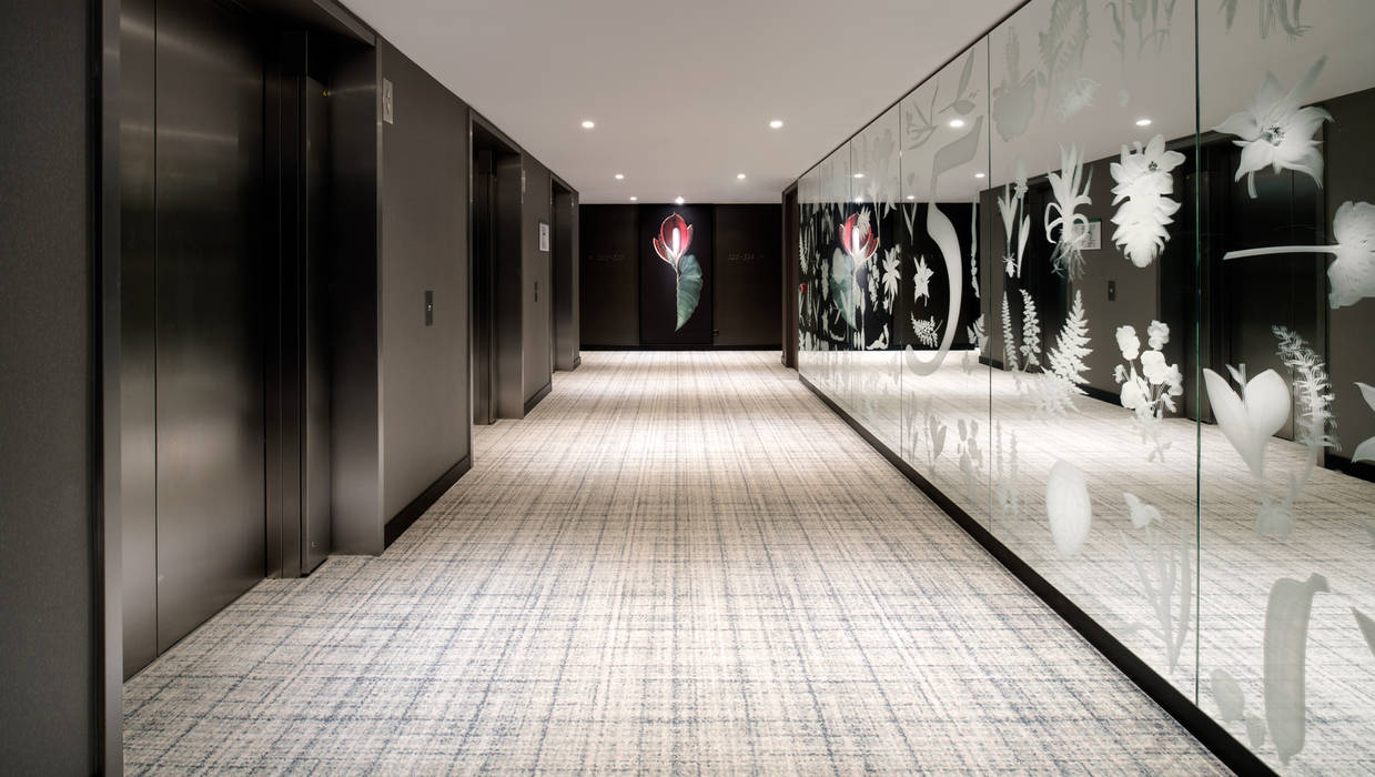 Lift Landing Hyatt Regency Amsterdam - Mirror artwork, artworks and carpet by Rive Roshan Rive Roshan Commercial spaces mirrored wall,mirror,hotel,loung,lounge,lobby,luxury,glass,printed glass,Hotels