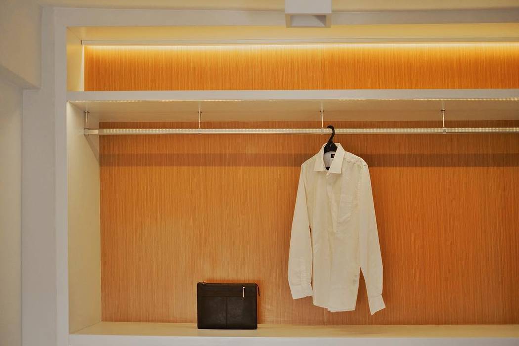 Mr R Bintaro Park View, FIANO INTERIOR FIANO INTERIOR Minimalist dressing room Wardrobes & drawers
