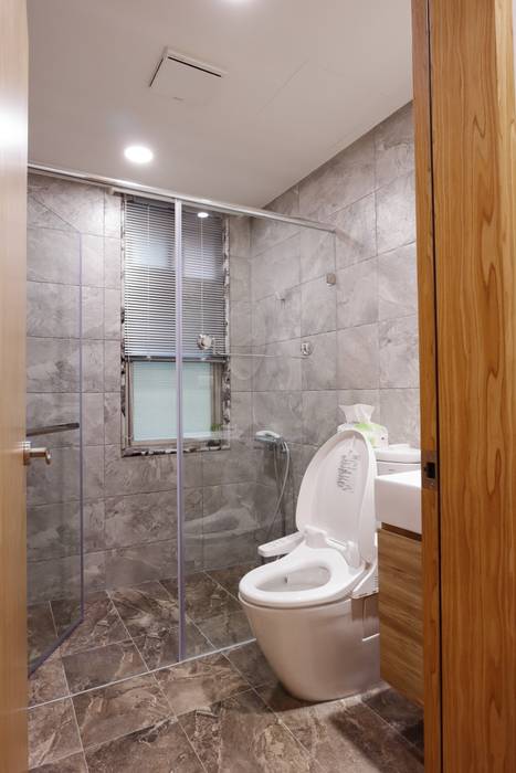 一家四口的舒適空間，揉合大氣與優雅的幸福居家。, 青築制作 青築制作 Eclectic style bathrooms