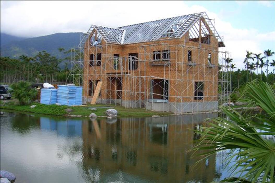 好山好水好安全，綠建築三層日式別墅, 安居住宅有限公司 安居住宅有限公司 박공 지붕