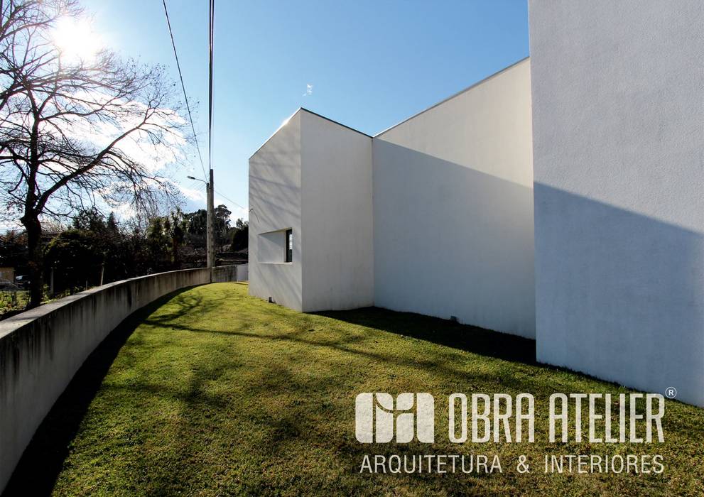 Casa contemporânea onde o xisto é o protagonista principal, OBRA ATELIER - Arquitetura & Interiores OBRA ATELIER - Arquitetura & Interiores منزل عائلي صغير