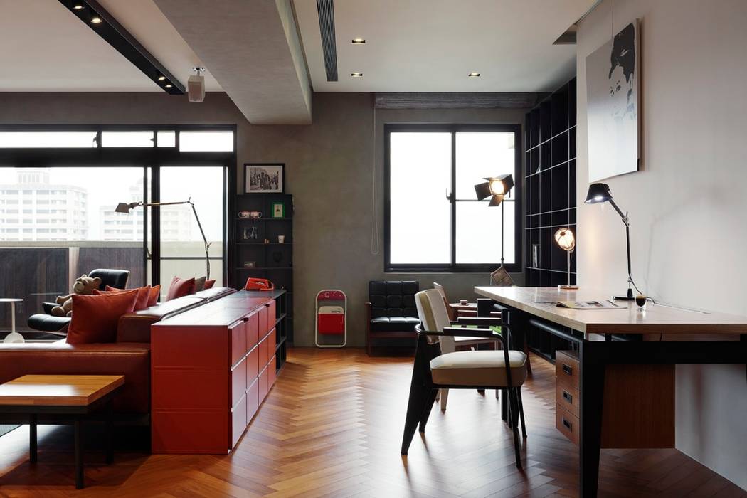 客廳與工作空間利用櫃子隔出，也讓雜物有收納空間 直方設計有限公司 Living room