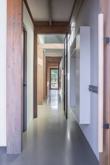 Longhouse, Boon architecten Boon architecten Modern Corridor, Hallway and Staircase Solid Wood Multicolored