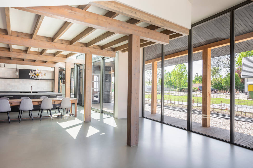 Longhouse, Boon architecten Boon architecten Moderne woonkamers Massief hout Bont Meubilair,Het opbouwen van,Hout,Tafel,Verlichting,Raam,Interieur ontwerp,Armatuur,Stoel,Vloeren