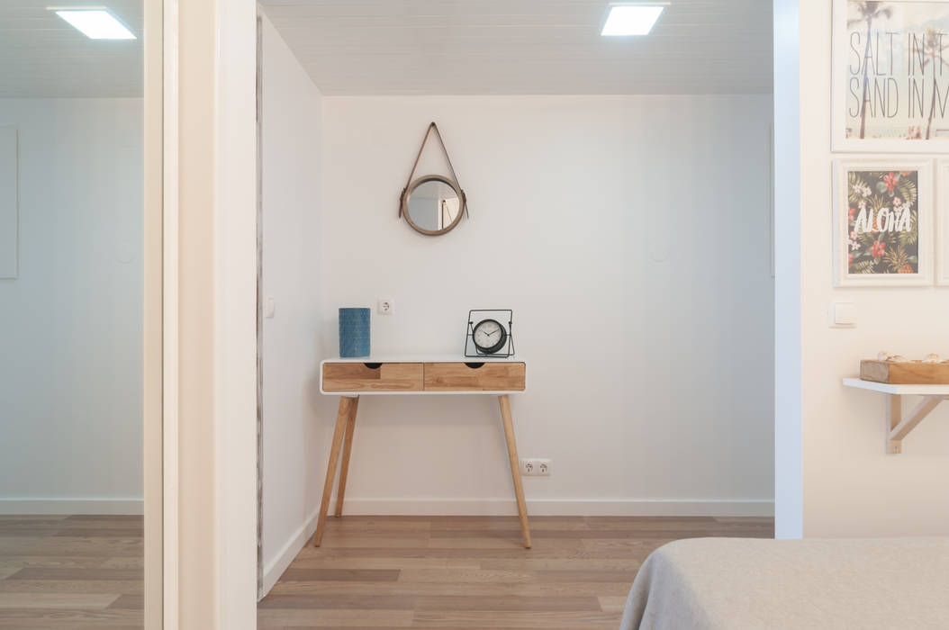 REMODELAÇÃO_APARTAMENTO CARCAVELOS | Cascais | PT, OW ARQUITECTOS lda | simplicity works OW ARQUITECTOS lda | simplicity works Mediterranean corridor, hallway & stairs Wood Wood effect