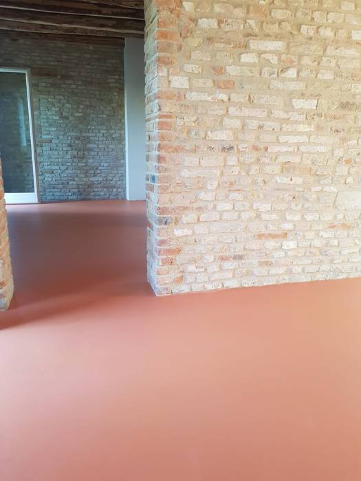 Pavimento in resina in un casale, COVERMAX RESINE COVERMAX RESINE Floors