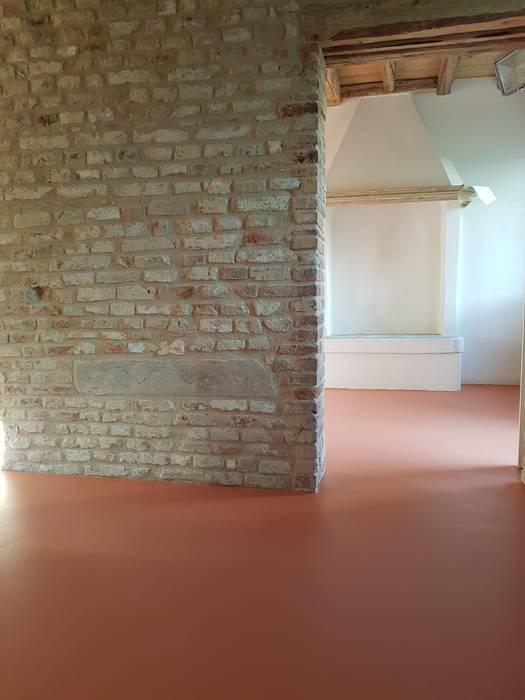Pavimento in resina in un casale, COVERMAX RESINE COVERMAX RESINE Floors