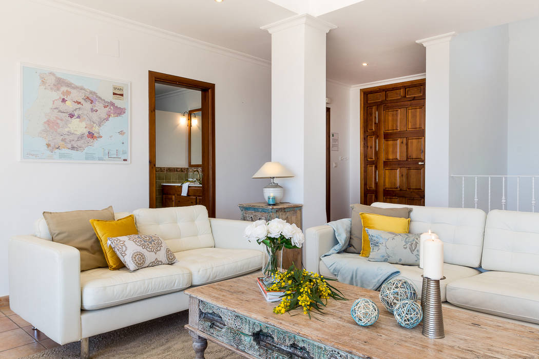 salón Home & Haus | Home Staging & Fotografía Livings de estilo mediterráneo
