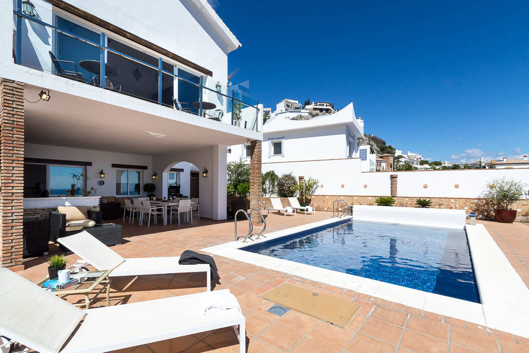 Home Staging y Fotografía en Villa Bosque Mar, Home & Haus | Home Staging & Fotografía Home & Haus | Home Staging & Fotografía Mediterranean style balcony, porch & terrace