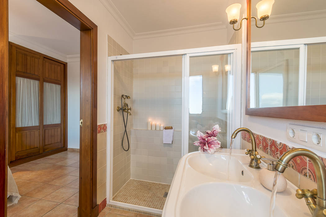 Cuarto de baño Home & Haus | Home Staging & Fotografía Baños de estilo mediterráneo cuarto de baño,grifos dorados,mampara de baño,madera,armarios,lavabo doble,iluminación