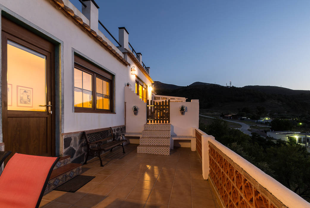 Terraza delantera Home & Haus | Home Staging & Fotografía Balcones y terrazas de estilo rústico