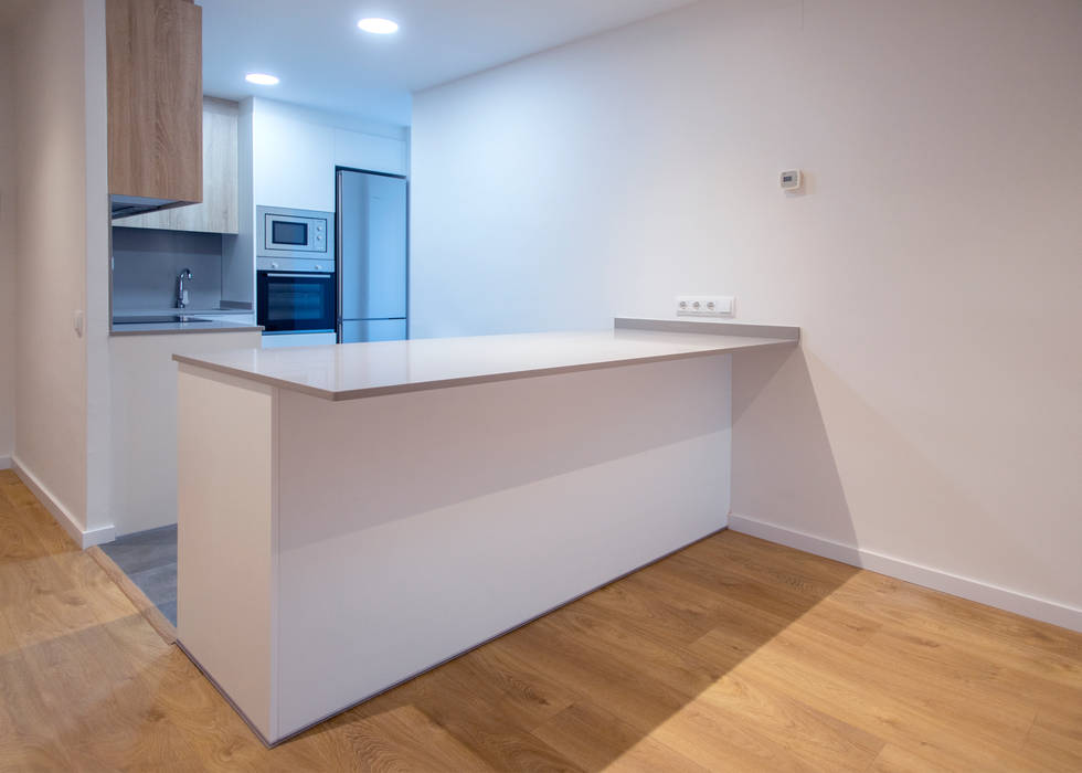 Refoma integral en calle Huelva de Barcelona, Grupo Inventia Grupo Inventia Built-in kitchens Wood-Plastic Composite