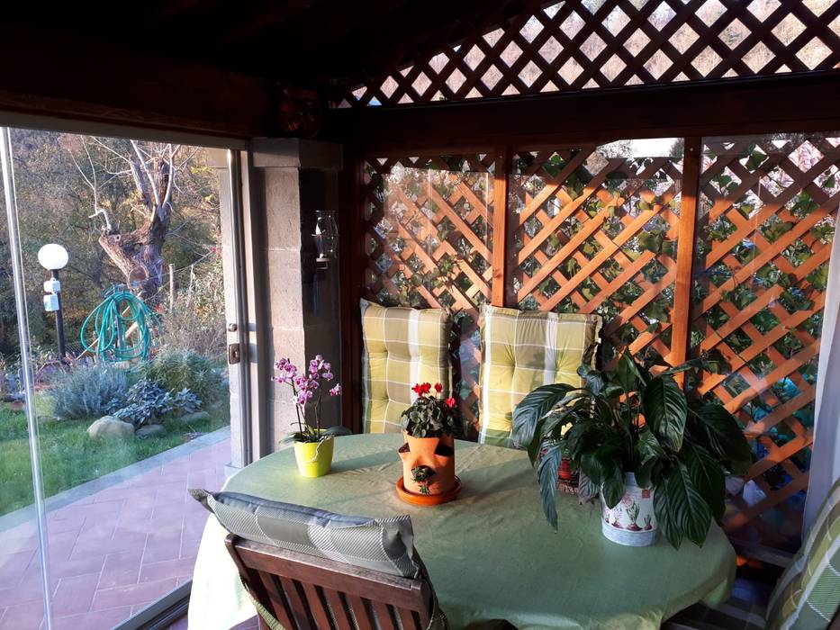 Veranda con Vetrate panoramiche Svitavvita Snc Giardino d'inverno in stile rustico