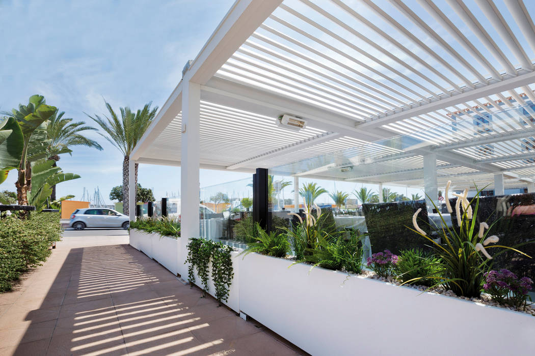 Pérgola bioclimática en terraza de restaurante mediterráneo en la Marina Alta, Saxun Saxun Commercial spaces Bars & clubs