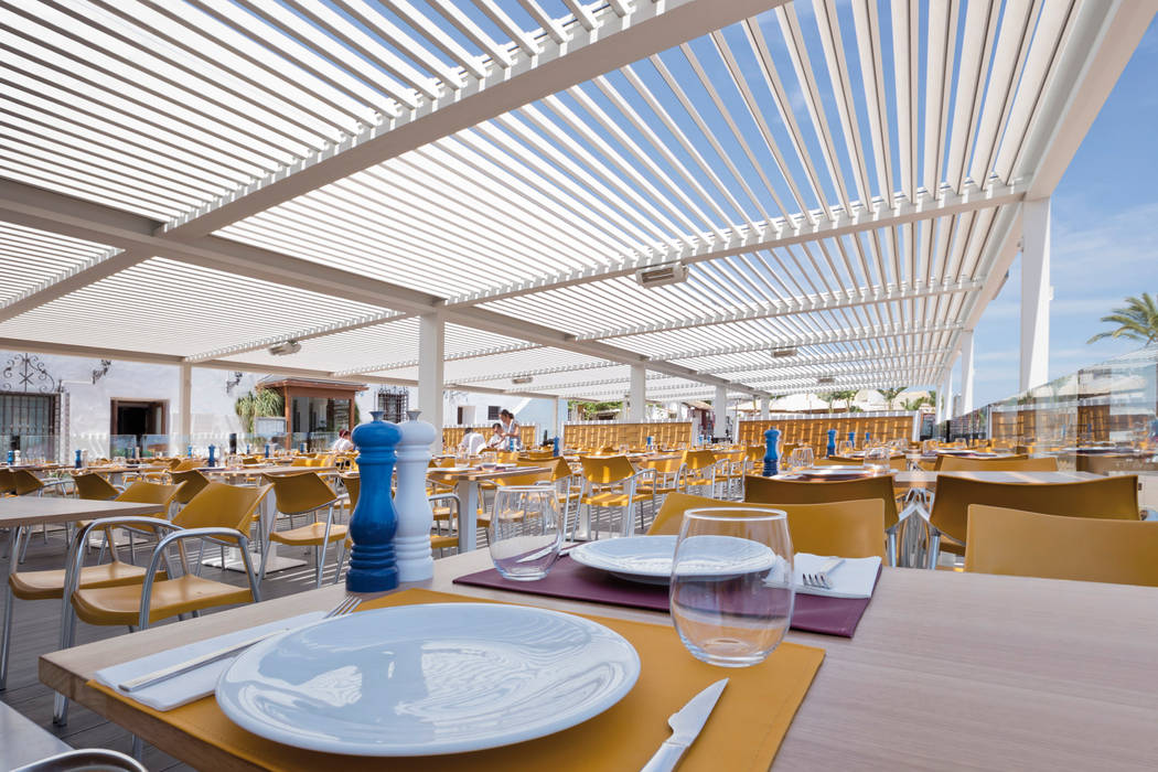 Pérgola bioclimática en terraza de restaurante mediterráneo en la Marina Alta, Saxun Saxun Espacios comerciales Bares y Clubs