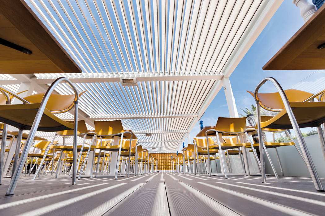 Pérgola bioclimática en terraza de restaurante mediterráneo en la Marina Alta, Saxun Saxun Espacios comerciales Bares y Clubs