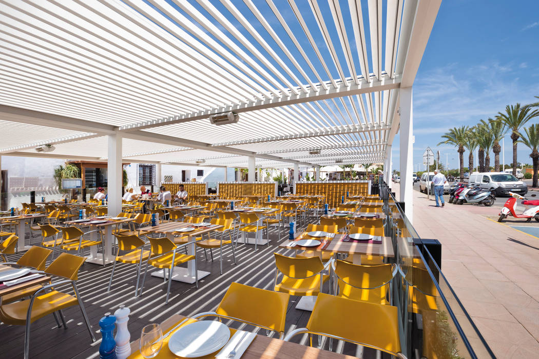 Pérgola bioclimática en terraza de restaurante mediterráneo en la Marina Alta, Saxun Saxun Espacios comerciales Bares y Clubs