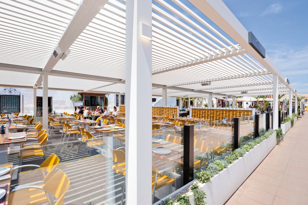 Pérgola bioclimática en terraza de restaurante mediterráneo en la Marina Alta, Saxun Saxun Espacios comerciales Bares y Clubs