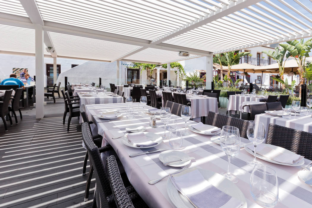 Pérgola bioclimática en terraza de restaurante mediterráneo en la Marina Alta, Saxun Saxun 상업공간 바 & 카페