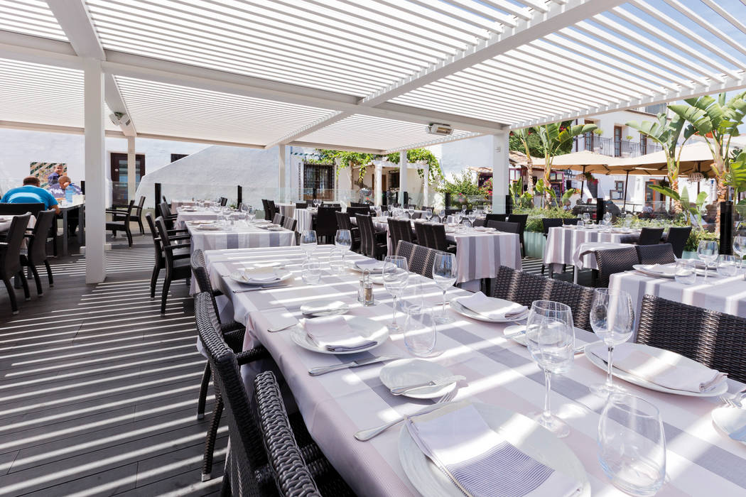 Pérgola bioclimática en terraza de restaurante mediterráneo en la Marina Alta, Saxun Saxun Commercial spaces Bars & clubs