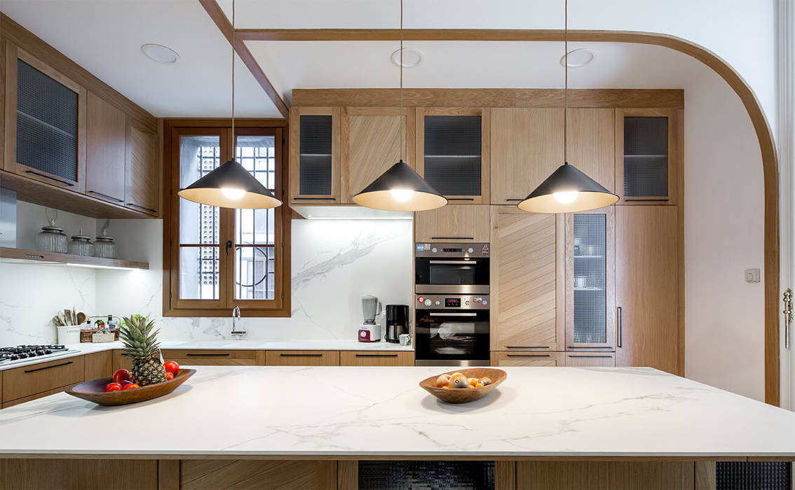 Cocina - Comedor Ofici: arquitectura Cocinas a medida Derivados de madera Transparente