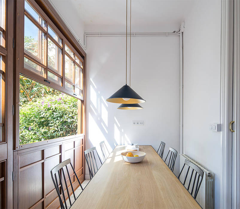 Reforma y renovación de una casa muy pequeña unifamiliar en Barcelona, Ofici: arquitectura Ofici: arquitectura Industrial style dining room Engineered Wood Transparent