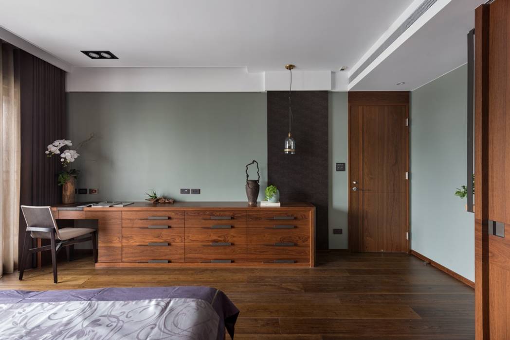 臥房擺置木式五斗櫃 宸域空間設計有限公司 Small bedroom