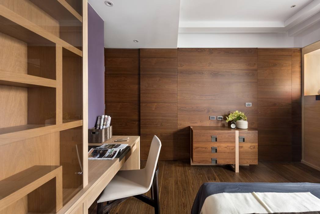 次臥的更衣室在木式拉門後面 宸域空間設計有限公司 Small bedroom
