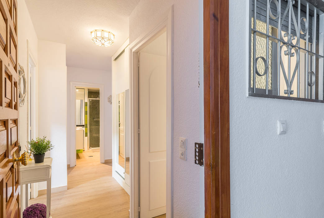 Home Staging integral y Fotografía en apartamento vacacional, Home & Haus | Home Staging & Fotografía Home & Haus | Home Staging & Fotografía Mediterranean corridor, hallway & stairs