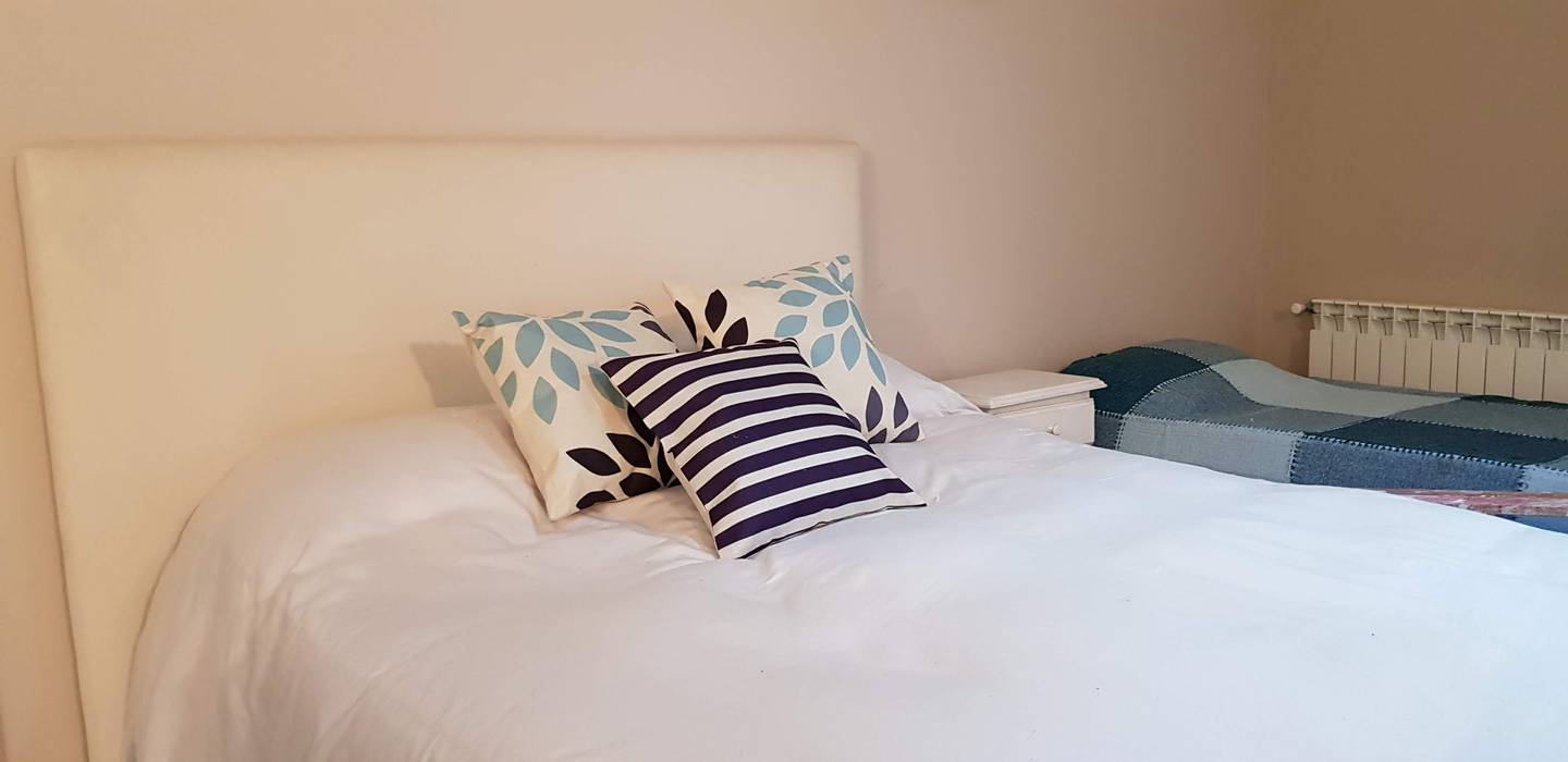 Dormitorio - cama con almohadones nuevos MSBergna.com Dormitorios eclécticos Textil Ámbar/Dorado Camas y cabeceras