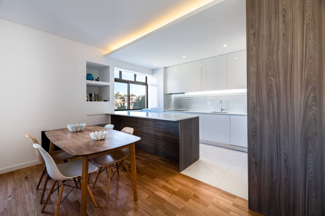 Incrível remodelação de apartamento T2 no centro do Porto, MOBEC MOBEC ห้องทานข้าว