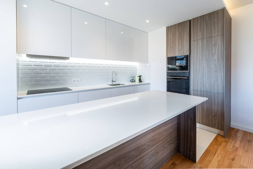 Incrível remodelação de apartamento T2 no centro do Porto, MOBEC MOBEC Moderne Küchen