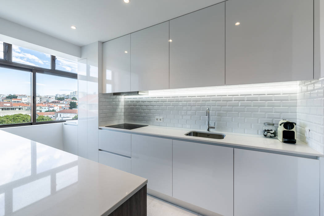 Incrível remodelação de apartamento T2 no centro do Porto, MOBEC MOBEC Modern kitchen