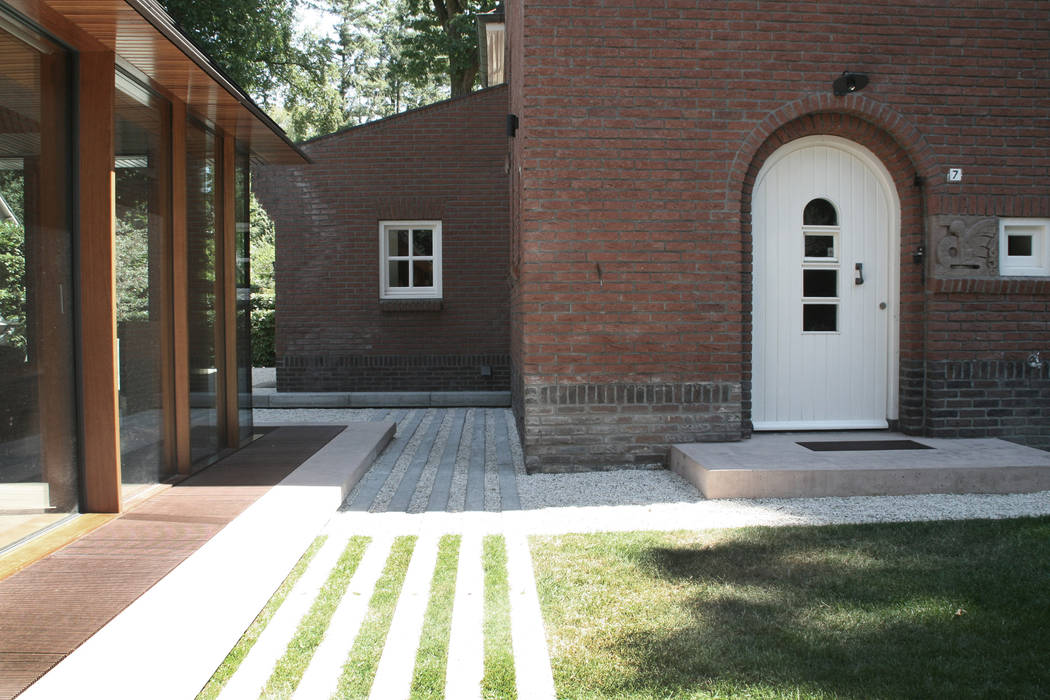 ​Classical feel, Andredw van Egmond | designing garden and landscape Andredw van Egmond | designing garden and landscape Classic style garden Property,Window,Lighting,Road surface,Plant,Architecture,Brick,Brickwork,Door,Tree