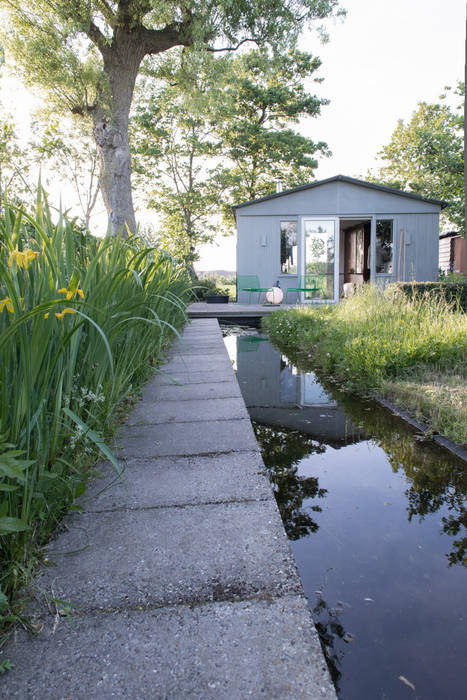 ​Cabin in the fields, Andredw van Egmond | designing garden and landscape Andredw van Egmond | designing garden and landscape Country style garden Water,Plant,Daytime,Sky,Tree,Window,Flower,Natural landscape,Building,Biome