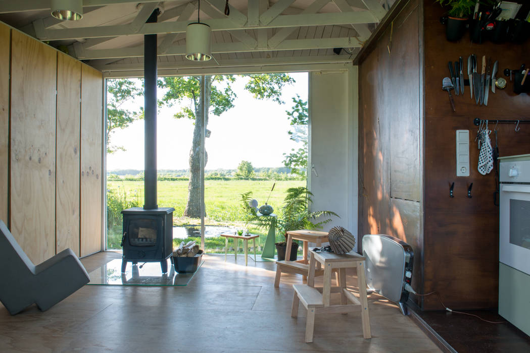 ​Cabin in the fields, Andredw van Egmond | designing garden and landscape Andredw van Egmond | designing garden and landscape Country style garden Property,Building,Plant,Wood,Table,Interior design,Shade,Tree,Living room,Floor