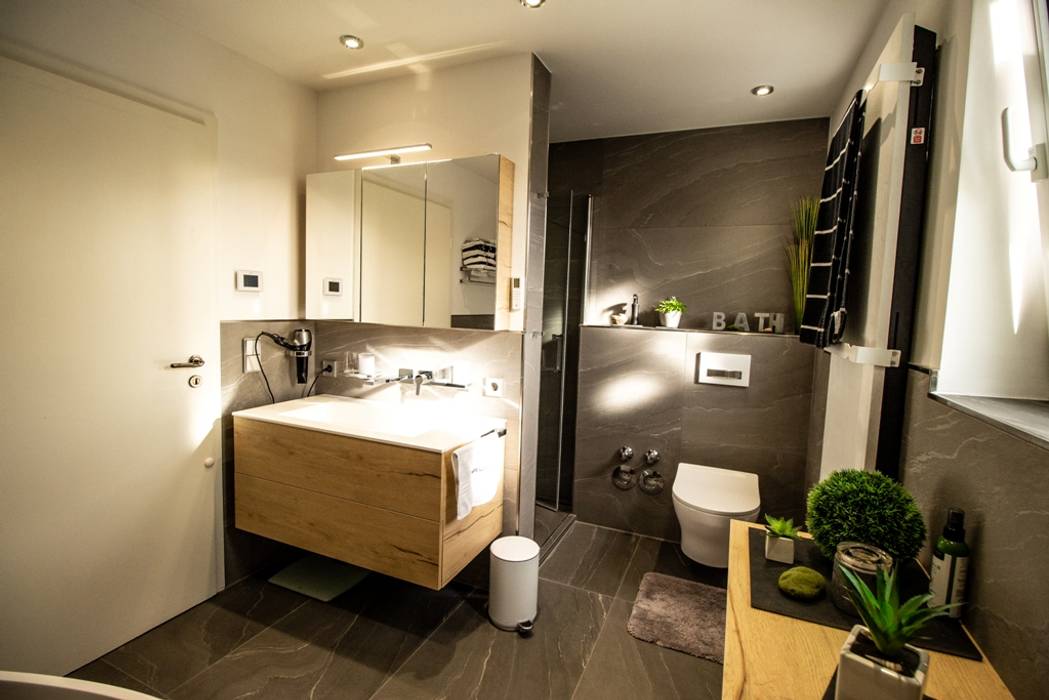 Ganz individuell Bad Campioni Moderne Badezimmer