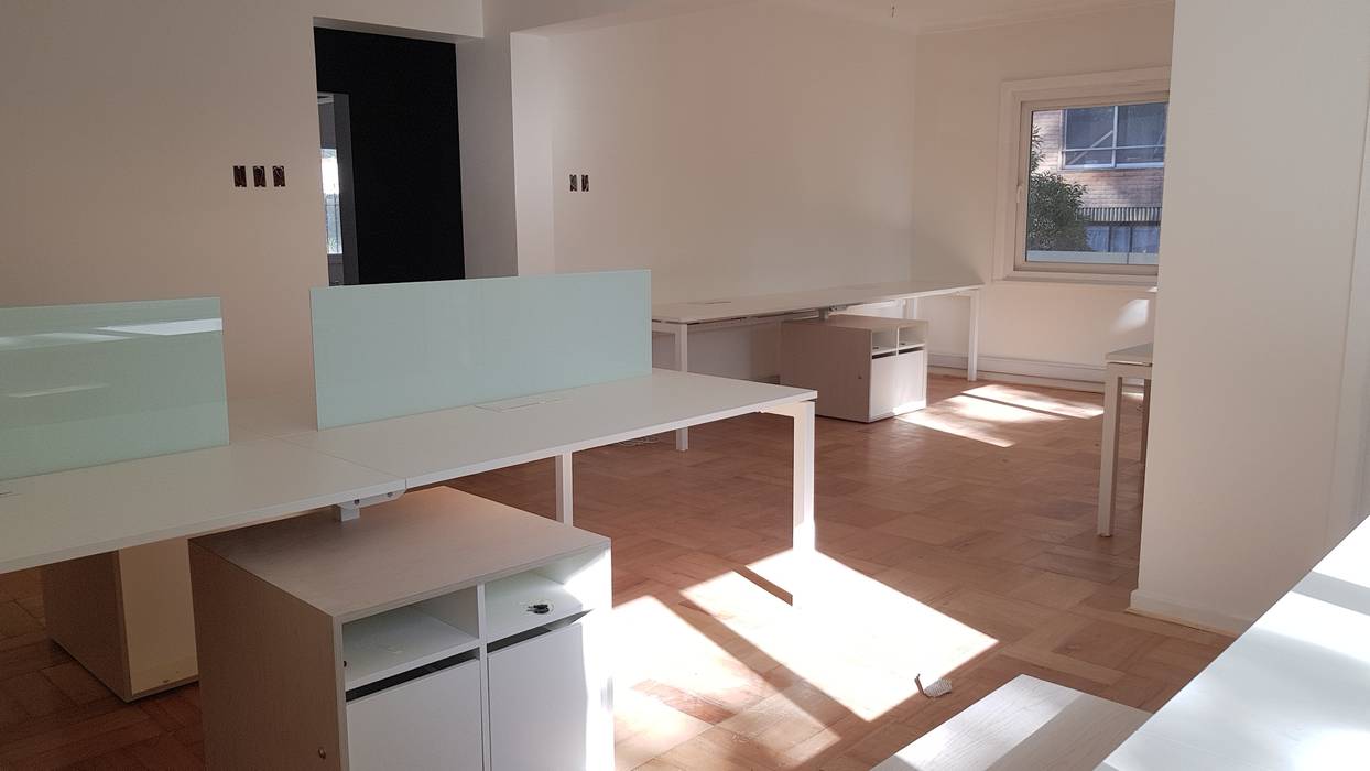 Muebles de oficina por SIMPLEMENTE AMBIENTE, SIMPLEMENTE AMBIENTE mobiliarios hogar y oficinas santiago SIMPLEMENTE AMBIENTE mobiliarios hogar y oficinas santiago Espacios comerciales Madera Acabado en madera oficina,Oficinas y tiendas