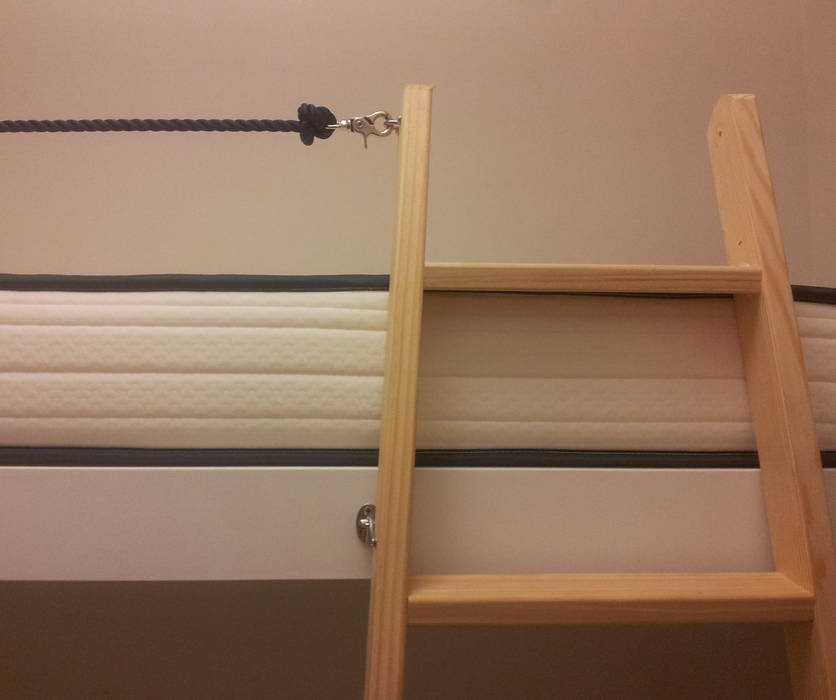 Detalle de la escalera de las literas. Pilar Dormitorios pequeños Madera Acabado en madera dormitorio,literas