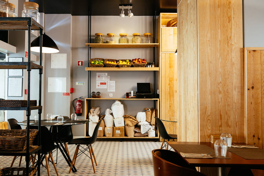 Restaurante . Cascais . Ampliação . Local Kitchen, aponto aponto 商业空间 實木 Multicolored 餐廳