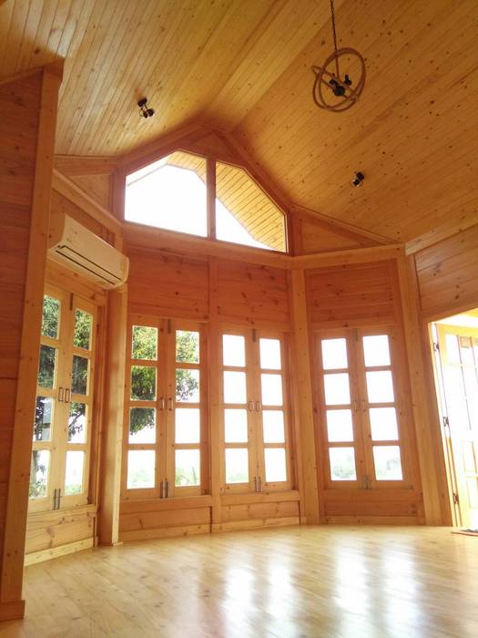 Log Home ติดมอเตอร์เวย์, Sukjai Logcabin Partnership Sukjai Logcabin Partnership Ventanas de madera Madera maciza Multicolor